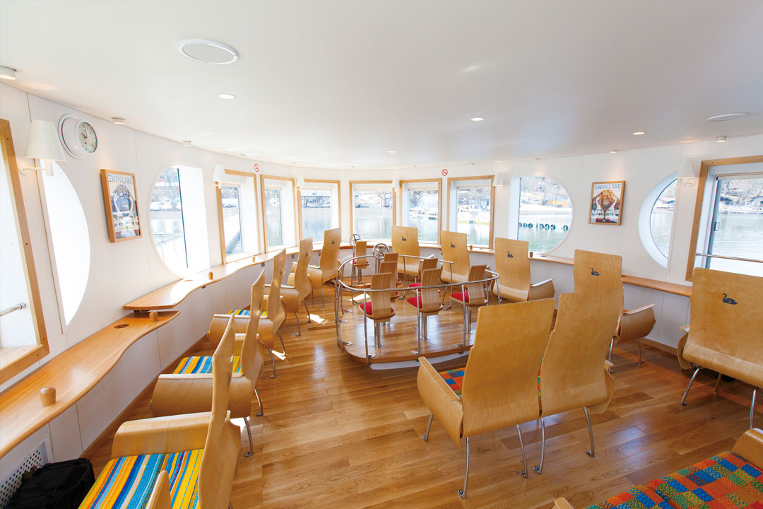 遊覧船 山中湖の「白鳥の湖」