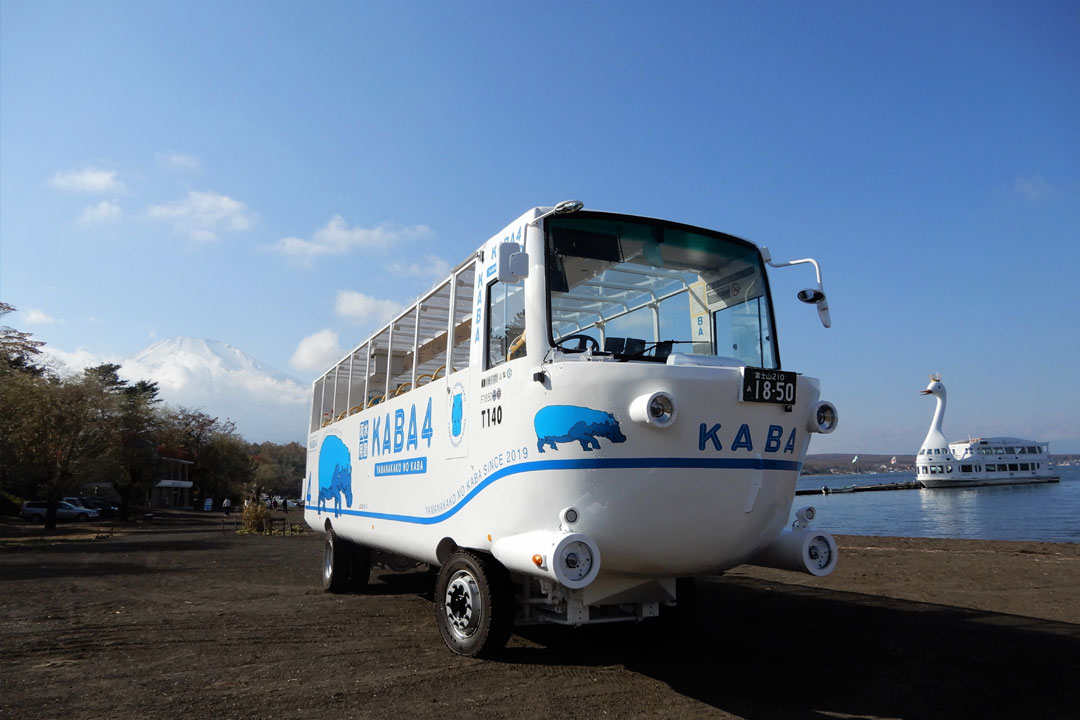 水陸両用バス 山中湖のカバ