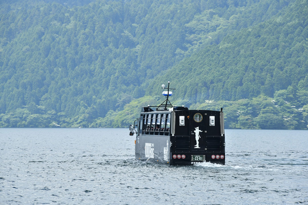 箱根・芦ノ湖水陸両用 忍者バス