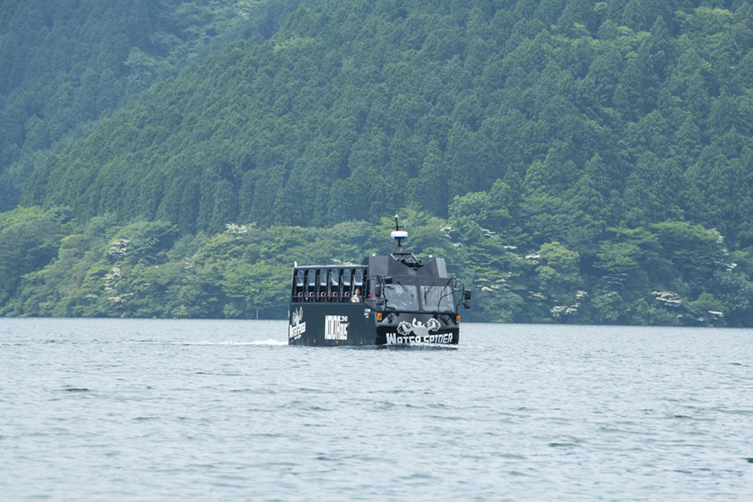 箱根・芦ノ湖水陸両用 忍者バス