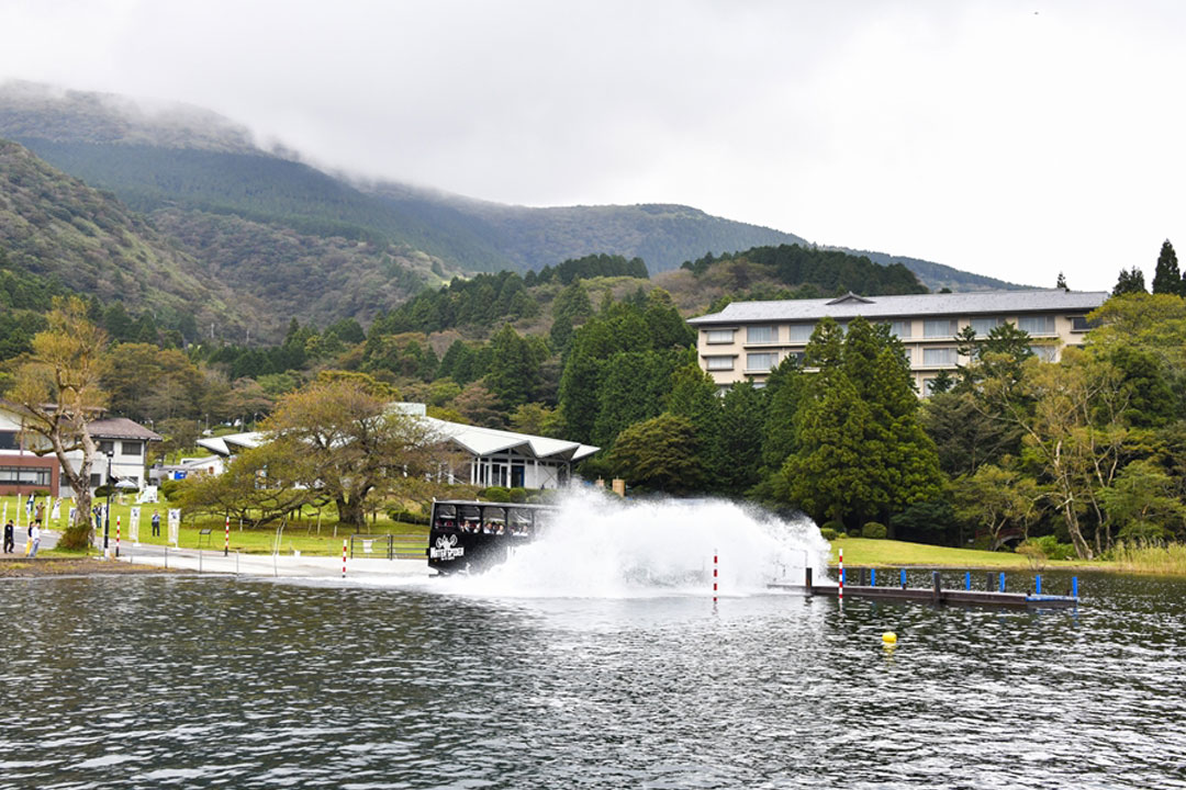 箱根・芦ノ湖水陸両用 忍者バス