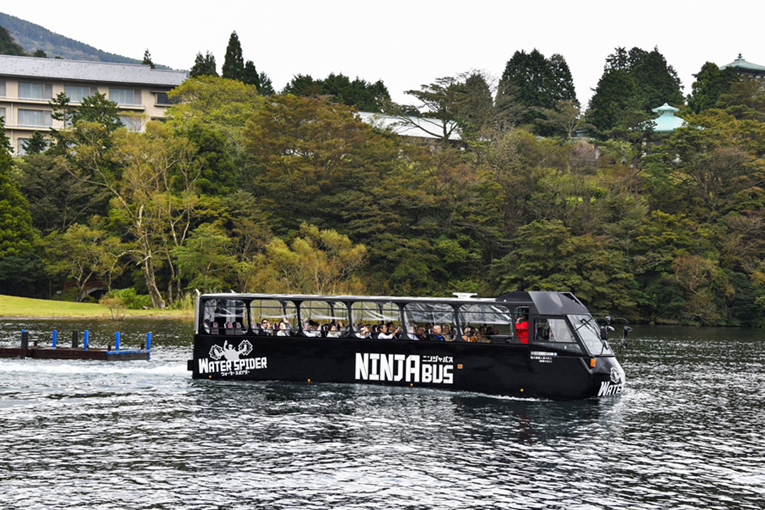 箱根・芦ノ湖水陸両用 忍者バス